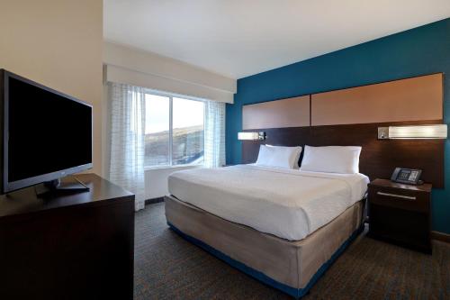 Una cama o camas en una habitación de Residence Inn by Marriott Pullman