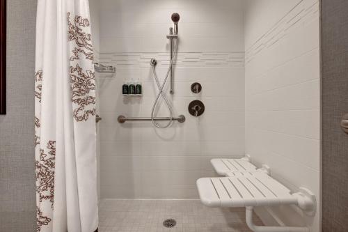 baño con ducha con banco y cortina de ducha en Residence Inn by Marriott Pullman en Pullman