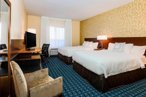 Cette chambre comprend deux lits et une télévision. dans l'établissement Fairfield Inn & Suites by Marriott Pecos, à Pecos
