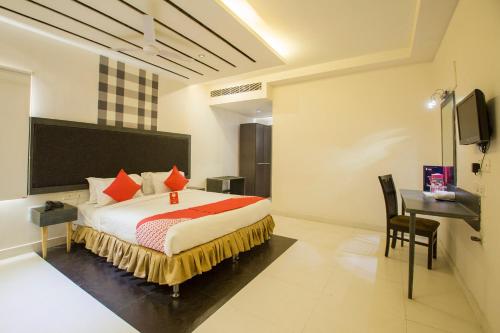 um quarto de hotel com uma cama, uma secretária e uma cama em OYO Hotel Palak Residency Near Erragadda Metro Station em Ameerpet