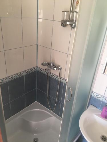 bagno con doccia e lavandino di Room Široki Brijeg a Široki Brijeg