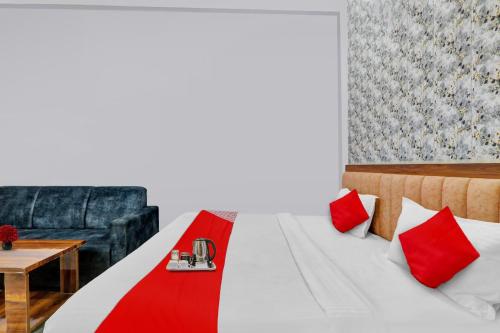 Un pat sau paturi într-o cameră la OYO Flagship Hotel C.R.K Inn