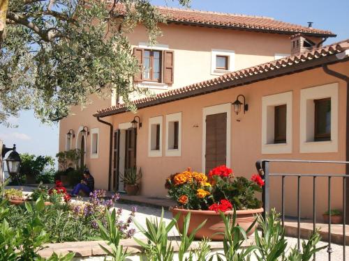 uma casa com flores em frente em Tenuta Colverano em Montefalco