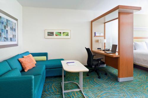 Habitación de hotel con sofá, escritorio y cama en SpringHill Suites by Marriott Philadelphia Langhorne en Langhorne