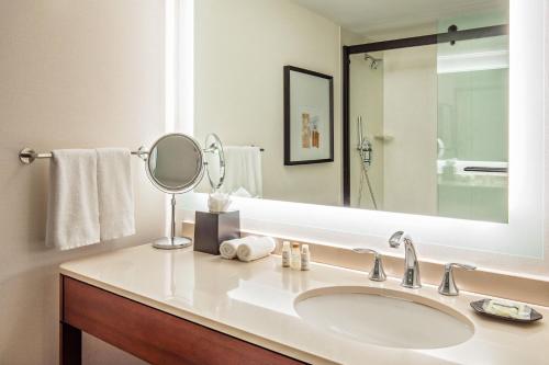 uma casa de banho com um lavatório e um espelho em Sheraton Boston Needham Hotel em Needham