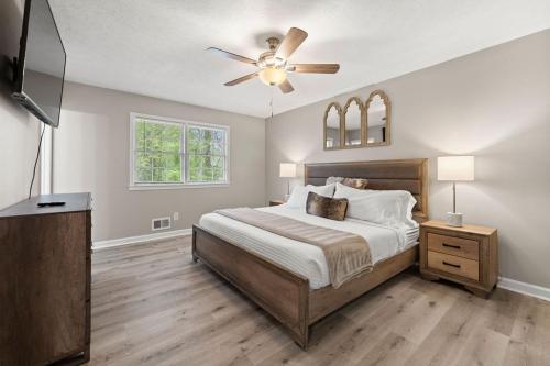Ένα ή περισσότερα κρεβάτια σε δωμάτιο στο Beautiful Newly-Renovated Home in Indian Hills