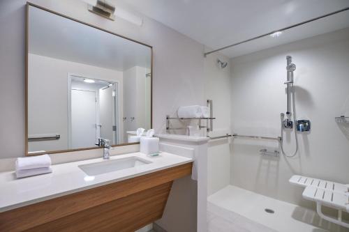 Fairfield by Marriott Inn & Suites Hagerstown في هاجرستاون: حمام أبيض مع حوض ودش
