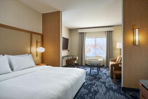 ヘイガーズタウンにあるFairfield by Marriott Inn & Suites Hagerstownのベッドとデスクが備わるホテルルームです。