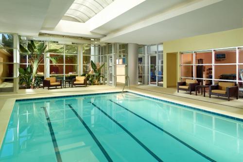 an indoor swimming pool with a large swimming pool at Courtyard by Marriott Atlanta Buckhead in Atlanta