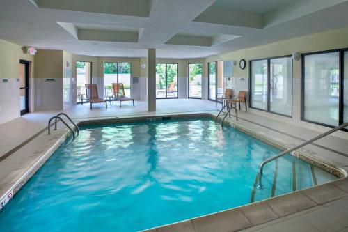 a large swimming pool with blue water in a building at Courtyard Parsippany in Parsippany