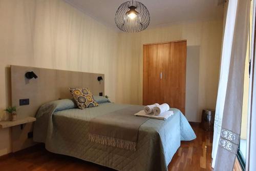 een slaapkamer met een bed met twee handdoeken erop bij Apartamento playa Llas in Foz