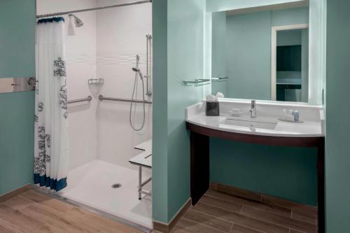 A bathroom at Residence Inn Fort Lauderdale Pompano Beach/Oceanfront