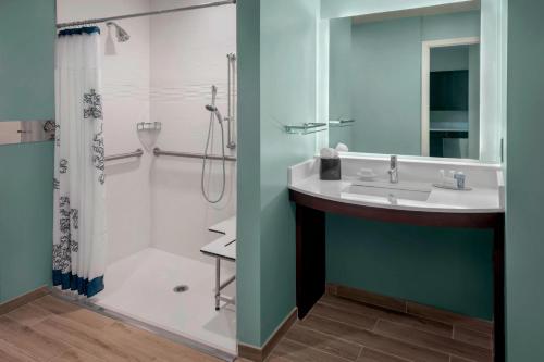 y baño con lavabo y ducha. en Residence Inn Fort Lauderdale Pompano Beach/Oceanfront, en Pompano Beach