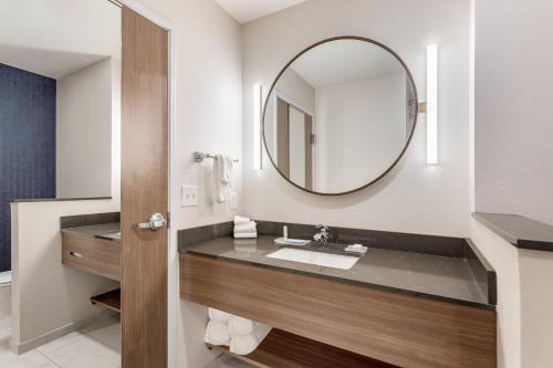 W łazience znajduje się umywalka i lustro. w obiekcie Fairfield Inn & Suites by Marriott Jasper w mieście Jasper