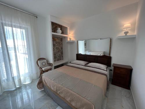 een slaapkamer met een groot bed en een raam bij Attico Gallipoli in Gallipoli
