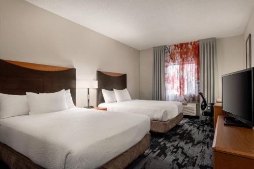 Habitación de hotel con 2 camas y TV de pantalla plana. en Fairfield Inn & Suites Stillwater, en Stillwater
