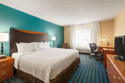 une chambre d'hôtel avec un lit et une télévision dans l'établissement Fairfield Inn & Suites Omaha East/Council Bluffs, IA, à Council Bluffs