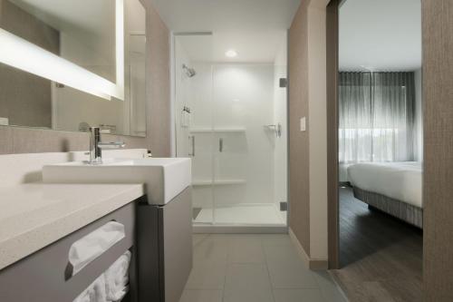 een witte badkamer met een wastafel en een douche bij SpringHill Suites by Marriott Lindale in Lindale