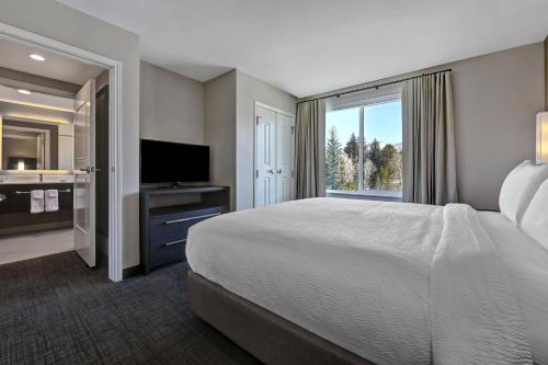 Habitación de hotel con cama y TV en Residence Inn by Marriott Steamboat Springs en Steamboat Springs