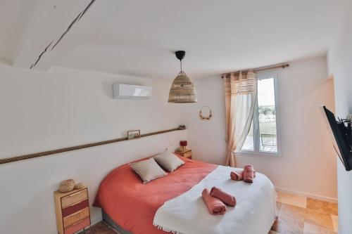 1 dormitorio con 1 cama grande con sábanas rojas en Le Clos De L'olivier, en Grézac