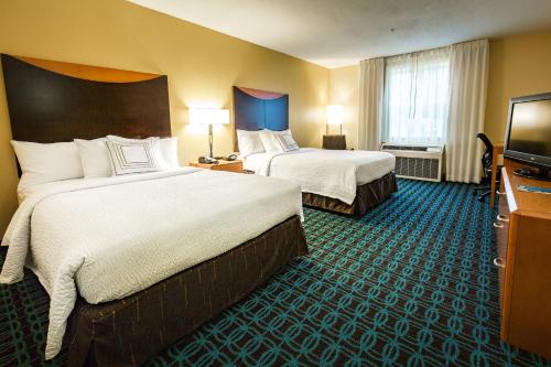Fairfield Inn and Suites by Marriott Portsmouth Exeter tesisinde bir odada yatak veya yataklar