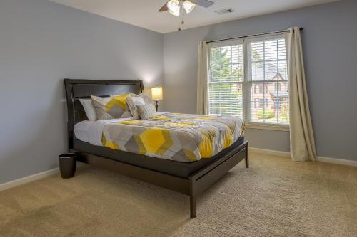 1 dormitorio con cama y ventana en Quaint Fayetteville Vacation Rental with Lake Access, en Fayetteville