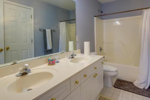 y baño con 2 lavabos, aseo y espejo. en Quaint Fayetteville Vacation Rental with Lake Access, en Fayetteville