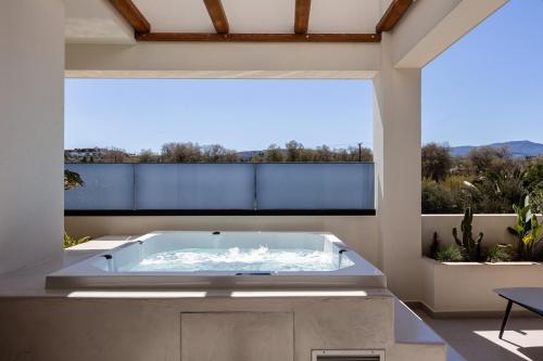 Isla Luxury Apartments - Private Hot tub - 100m from beach