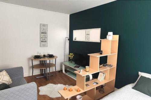 salon z kanapą i stołem w pokoju w obiekcie La cachette de Chartres w mieście Chartres