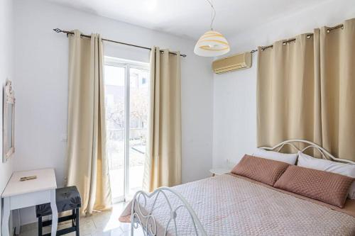sypialnia z łóżkiem i oknem w obiekcie Fotis House 2 w mieście Afandu