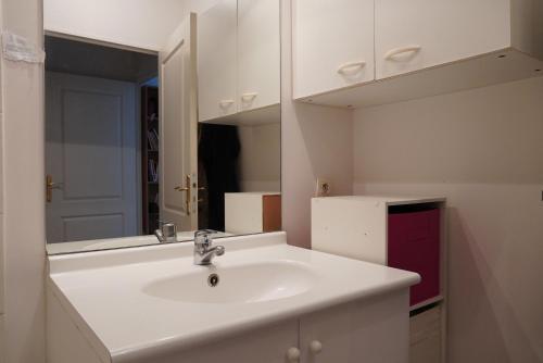 une salle de bain blanche avec un lavabo et un miroir dans l'établissement chambre privée POUR FEMME UNIQUEMENT dans appartement à partager - spatieux - 15 minutes Paris, à Saint-Denis