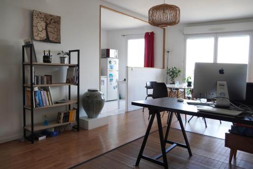 un salon avec une table et un réfrigérateur dans l'établissement chambre privée POUR FEMME UNIQUEMENT dans appartement à partager - spatieux - 15 minutes Paris, à Saint-Denis