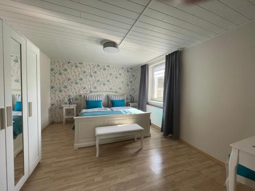 Un dormitorio con una cama con almohadas azules y una ventana en Ferienwohnung Levin, en Dargun