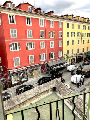 - une vue sur une rue de la ville avec des bâtiments et des voitures dans l'établissement Charmant T3 Centre ville Corté, à Corte