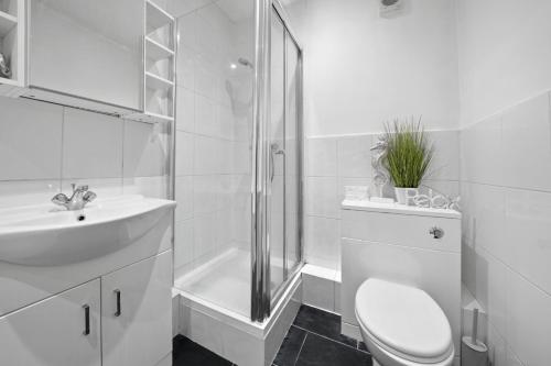 a bathroom with a toilet and a shower and a sink at Modern 2Bed Apartment London Cutty Sark O2 Arena Greenwich - Perfect for long stays in London