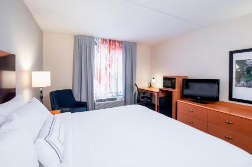 une chambre d'hôtel avec un lit et une télévision dans l'établissement Fairfield Inn & Suites by Marriott Winnipeg, à Winnipeg