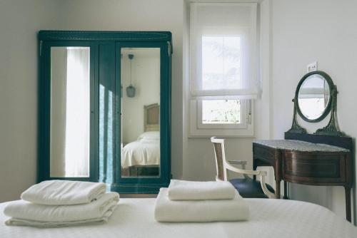 a room with a mirror and a table with towels at Casa Montero in Viniegra de Abajo