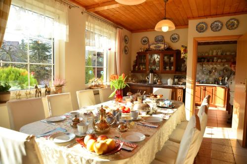 - une salle à manger avec une table et des fruits dans l'établissement Pensjonat B&B Nad Rudawą, à Cracovie