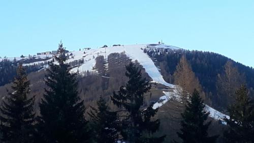 アパートメントから撮影された、または一般的な山の景色