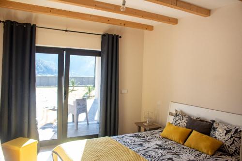 Schlafzimmer mit einem Bett und Blick auf einen Innenhof in der Unterkunft Casa do Alambique in Alvaredo