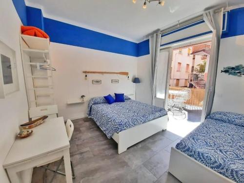 蒙泰羅索阿爾馬雷的住宿－Il Sogno Apartments，一间带两张床的卧室和一个阳台
