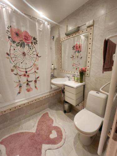 La salle de bains est pourvue de toilettes, d'un lavabo et d'une baignoire. dans l'établissement La Hasienda de Isabela, à Sofia