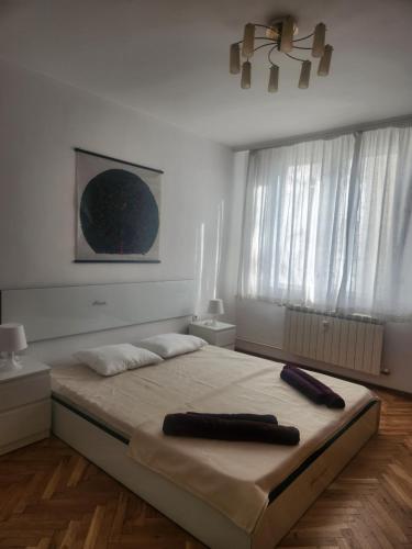 - une chambre avec un lit et 2 serviettes dans l'établissement La Hasienda de Isabela, à Sofia