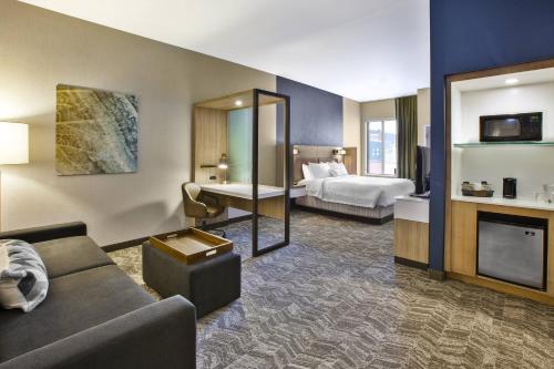 pokój hotelowy z kanapą i łóżkiem w obiekcie SpringHill Suites by Marriott Pittsburgh Butler/Centre City w mieście Butler