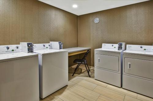 巴特勒的住宿－SpringHill Suites by Marriott Pittsburgh Butler/Centre City，洗衣房配有3台洗衣机和1个柜台