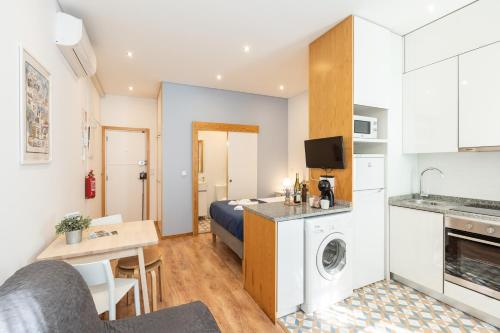 a small apartment with a kitchen and a living room at 733 Costa Cabral Metro Residence in Porto