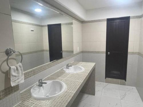 ein Badezimmer mit 2 Waschbecken und einem Spiegel in der Unterkunft (25) Dpto con inmejorable ubicación en Miraflores in Lima
