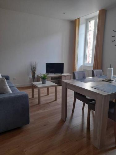 Televízia a/alebo spoločenská miestnosť v ubytovaní Logement entier - Appartement