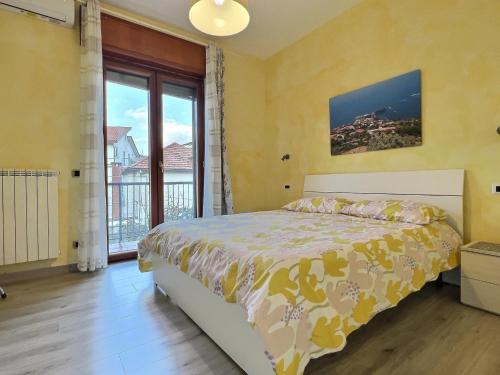 1 dormitorio con cama y ventana grande en House Rene, en Agerola
