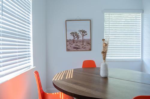 una sala da pranzo con tavolo in legno e sedie arancioni di Casa MIA central location, free parking, fully equipped a Miami